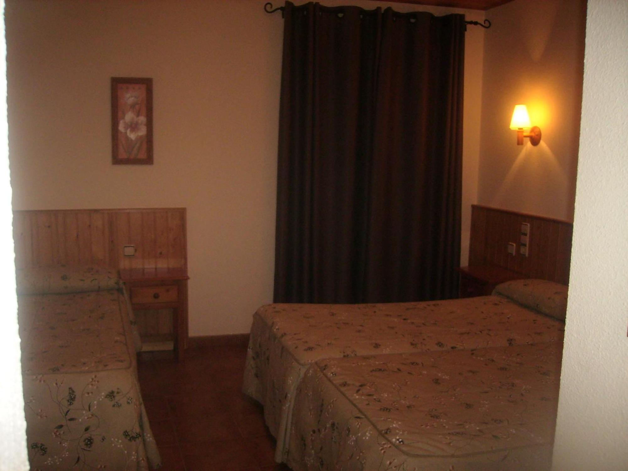 Hostal Pernalle Erillavall Exteriér fotografie