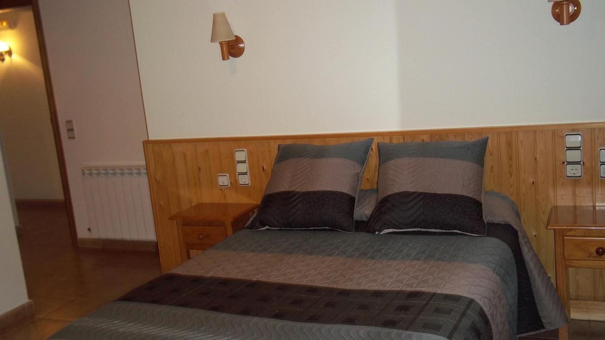 Hostal Pernalle Erillavall Exteriér fotografie