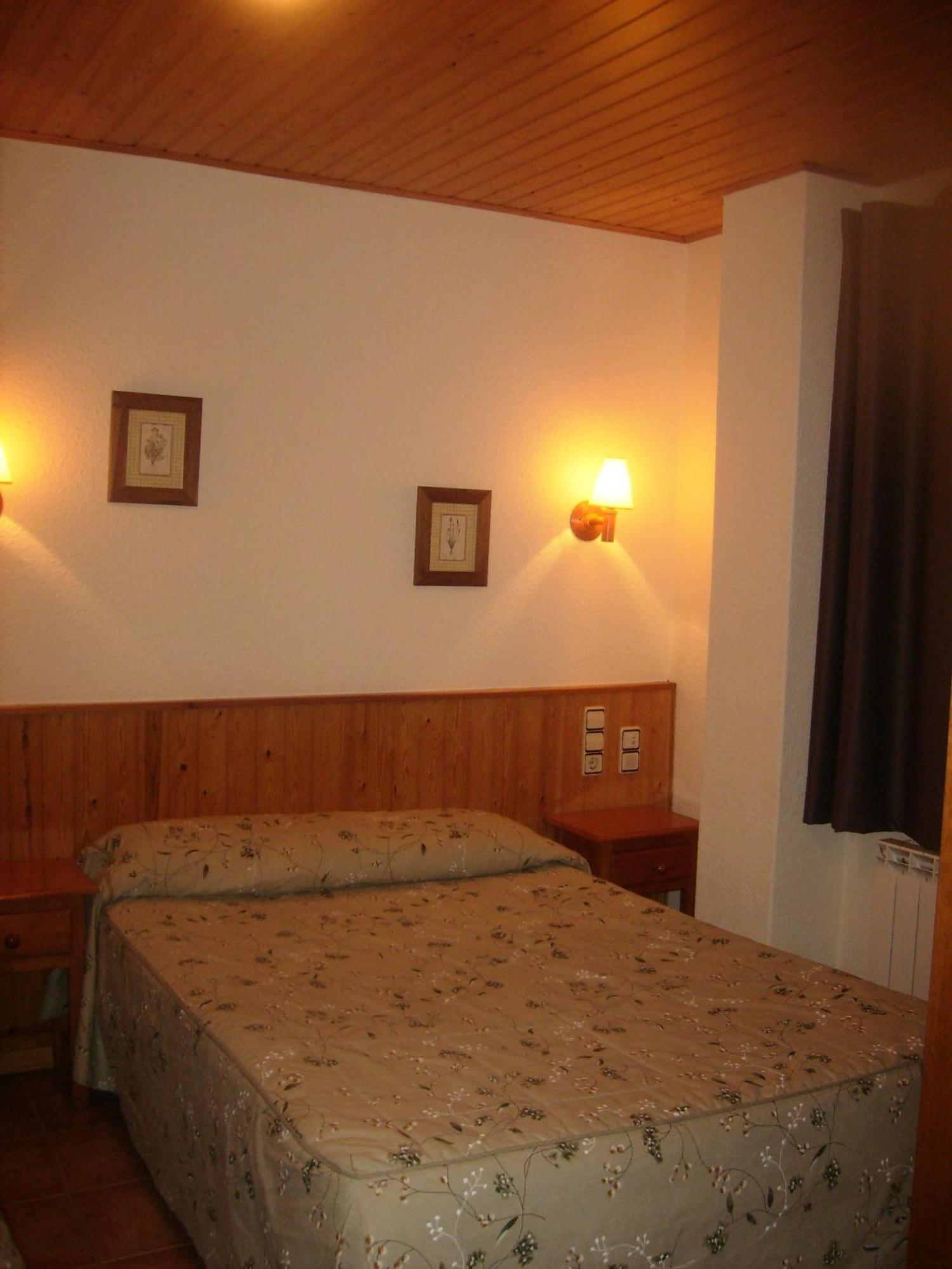 Hostal Pernalle Erillavall Exteriér fotografie